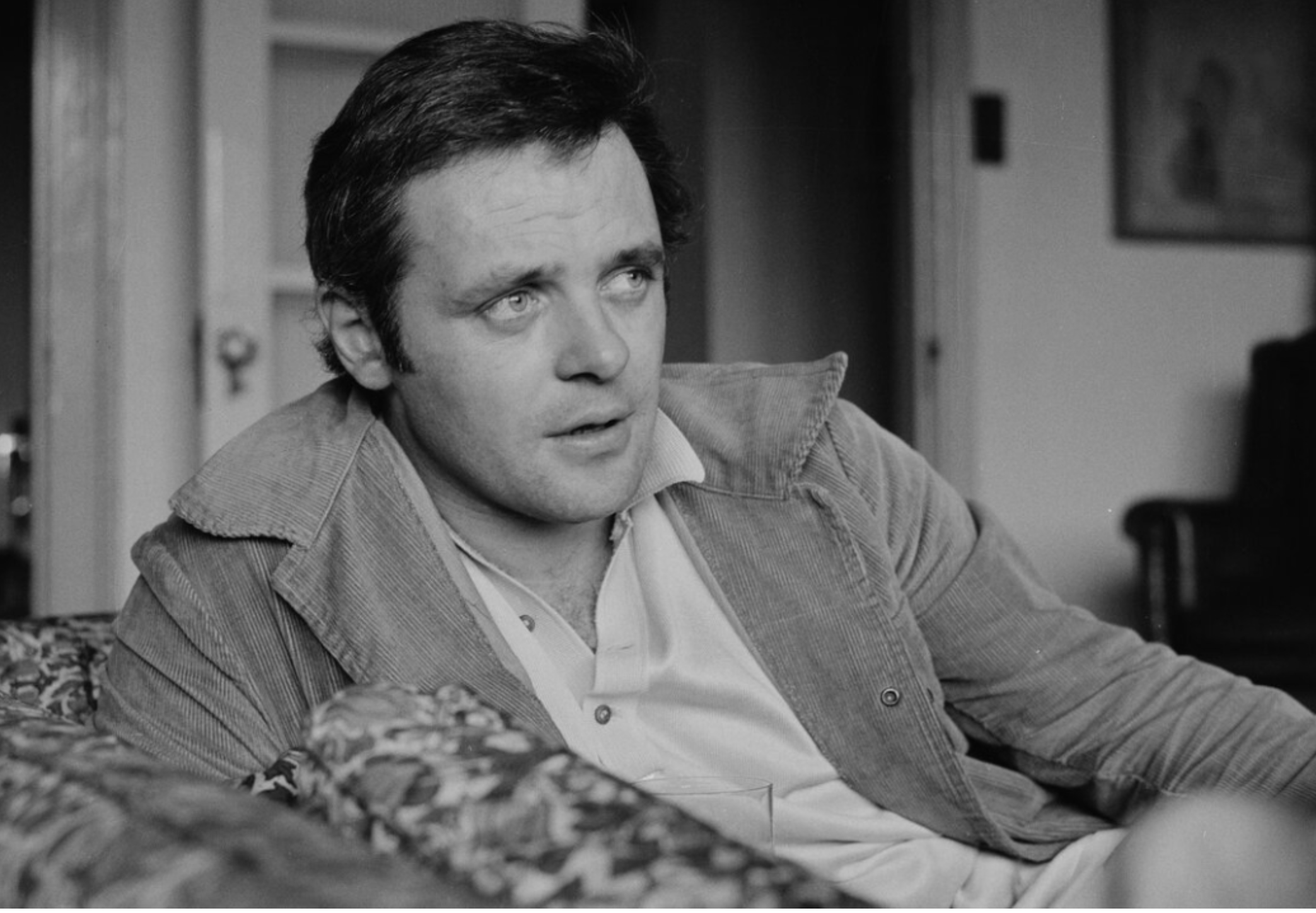 Kim on jest?: Znany aktor uchwycony na rzadkim zdjęciu paparazzi!