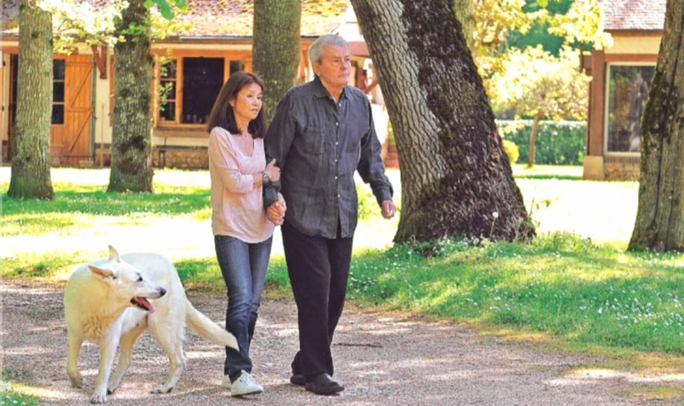 Jak dzieci zrujnowały życie Alena Delona: tragiczny koniec legendarnego aktora.