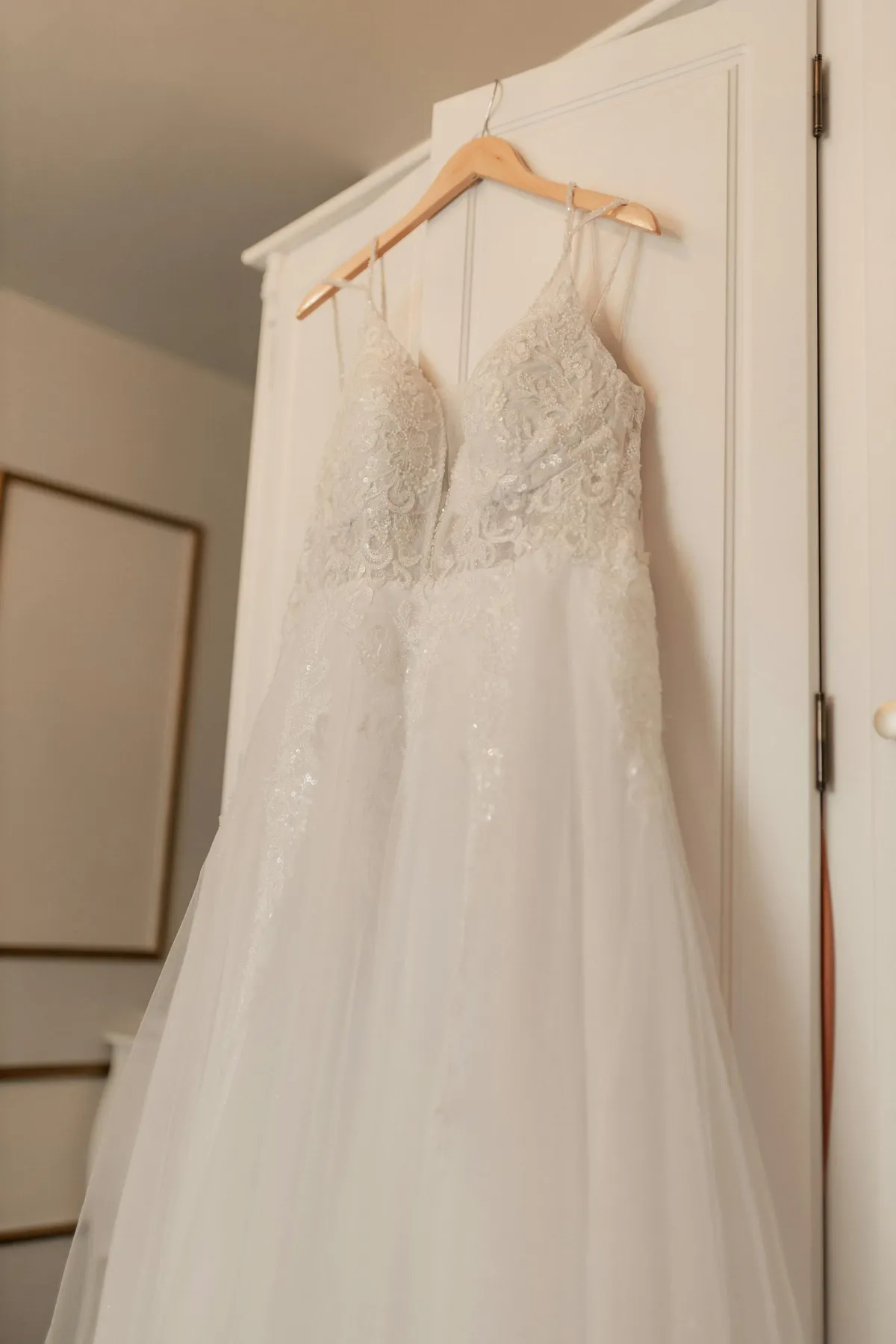 Mój świeżo upieczony mąż, niby dla żartu, wcisnął moją twarz w tort podczas jego krojenia – byłam bliska łez, gdy nagle mój brat zaskoczył wszystkich swoim zachowaniem