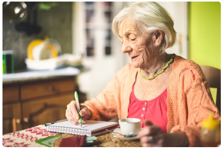 Otworzyłem medalion mojej zmarłej mamy, który był zaklejony przez 15 lat – to, co w nim ukryła, zaparło mi dech w piersiach