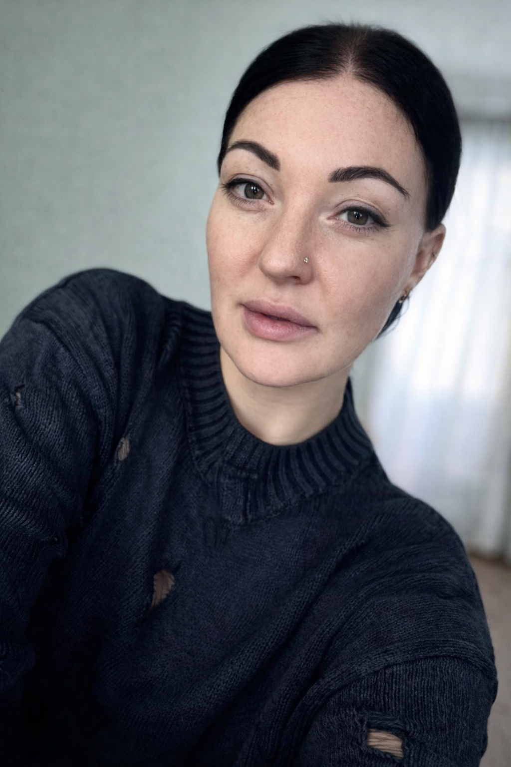 Dwadzieścia lat po tym, jak nazwała mnie „brzydkim kaczątkiem”, moja szkolna prześladowczyni zapukała do moich drzwi, błagając o 20 dolarów — to, co jej wtedy dałam zamiast pieniędzy, sprawiło, że po raz pierwszy naprawdę mnie dostrzegła.