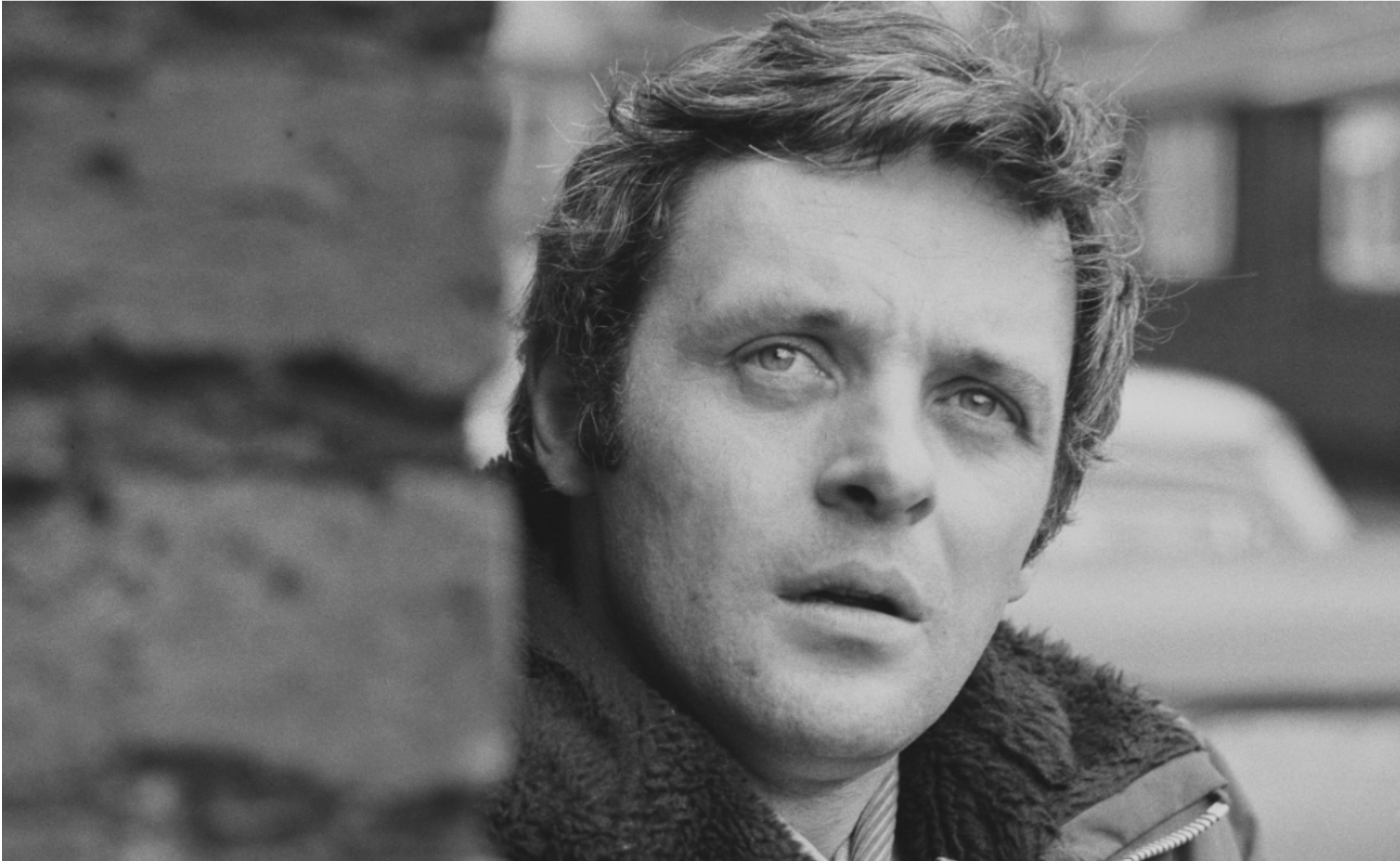 Kim on jest?: Znany aktor uchwycony na rzadkim zdjęciu paparazzi!