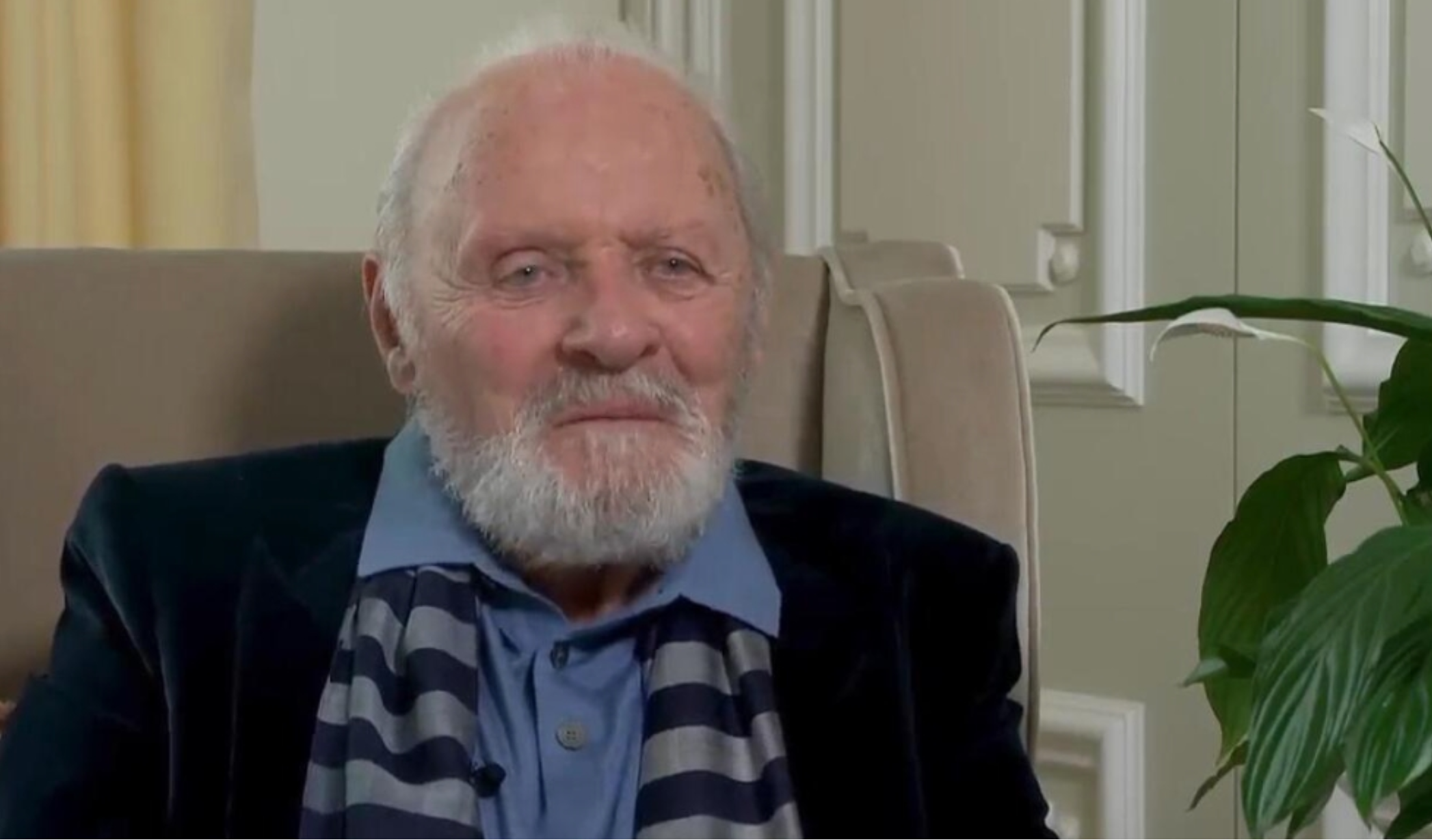 Kim on jest?: Znany aktor uchwycony na rzadkim zdjęciu paparazzi!