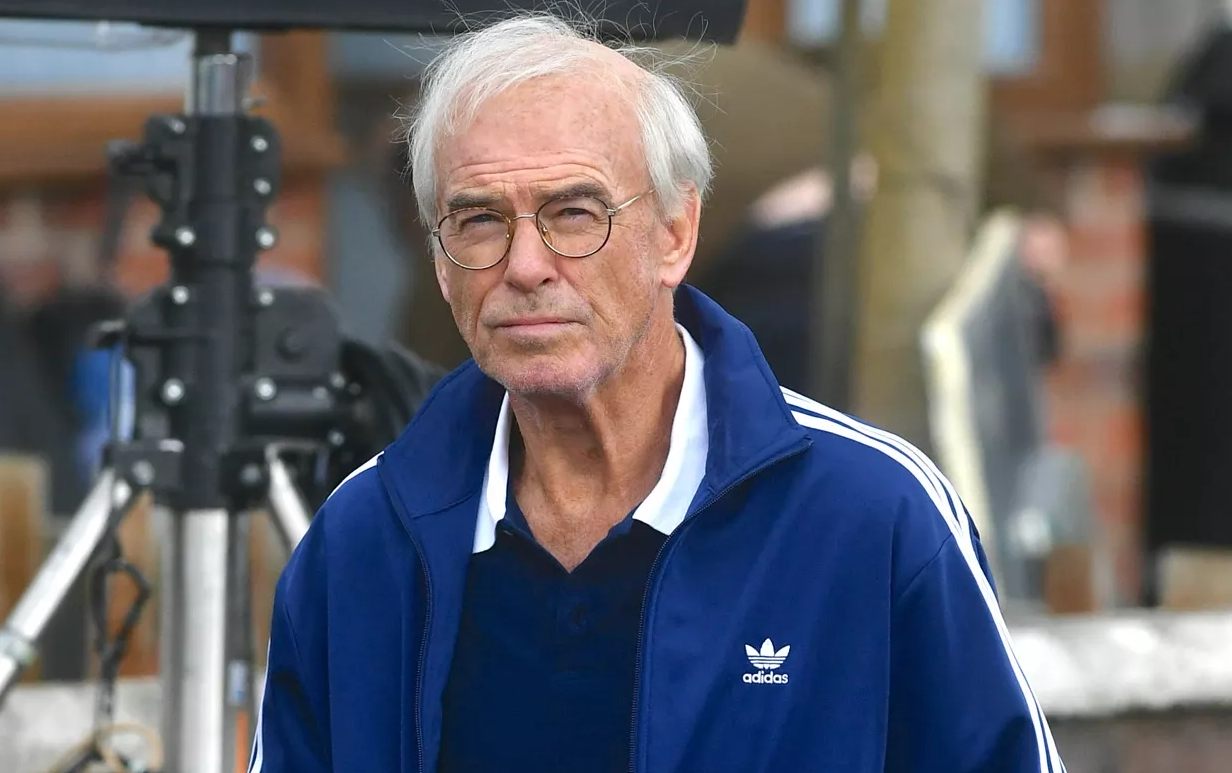 Od eleganckiego szpiega po gwiazdę, która niespodziewanie się zmieniła: zobaczcie niesamowity wizerunek tej ikony prosto z planu filmowego!