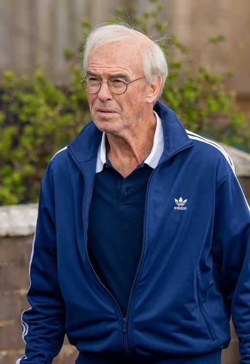 Od eleganckiego szpiega po gwiazdę, która niespodziewanie się zmieniła: zobaczcie niesamowity wizerunek tej ikony prosto z planu filmowego!