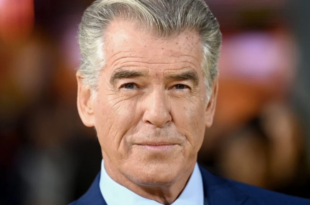 Od eleganckiego szpiega po gwiazdę, która niespodziewanie się zmieniła: zobaczcie niesamowity wizerunek tej ikony prosto z planu filmowego!