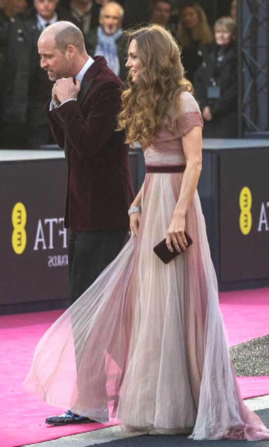 Hollywoodzkie loki, efektowne kolczyki w kształcie żyrandoli i delikatna różowa sukienka: Kate Middleton olśniewała podczas gali rozdania nagród BAFTA 2026 i bezsprzecznie przyciągała na siebie wszystkie spojrzenia.