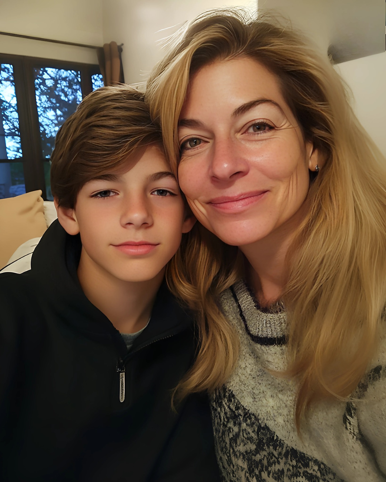 W każdą niedzielę pewna kobieta zostawiała na moim ganku kwiaty z karteczką: „Dziękuję za wychowanie mojego syna” — ale ja mam tylko jednego syna, więc w końcu postanowiłam się z nią skonfrontować