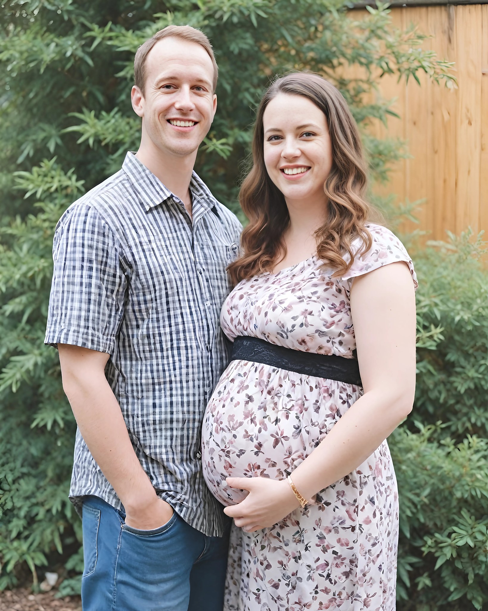 **Wyrzucił ciężarną kobietę, oskarżając ją o zdradę. Dziesięć lat później, z powodu zwykłego czerwonego światła, ujrzał przed sobą cztery swoje odbicia – a prawda go zniszczyła.**