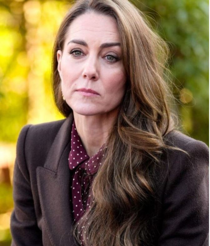 „Wyraźne worki pod oczami, zmarszczki wokół ust i zmęczone, pozbawione nadziei spojrzenie!” Tak media opisują w swoich nagłówkach wygląd Kate Middleton po chemioterapii.