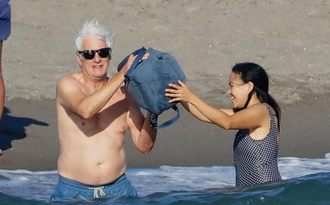 Hollywoodzka para przyciąga wzrok podczas idealnego wypoczynku na plaży! Najciekawsze momenty, które sprawiają, że wszyscy się zastanawiają, kim oni są!