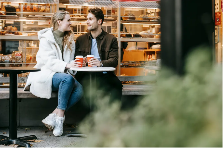 Mój mąż zostawił mnie dla mojej kuzynki, kiedy byłam na urlopie macierzyńskim – podczas ich ślubu ogłoszenie DJ-a sprawiło, że w sali zapadła cisza