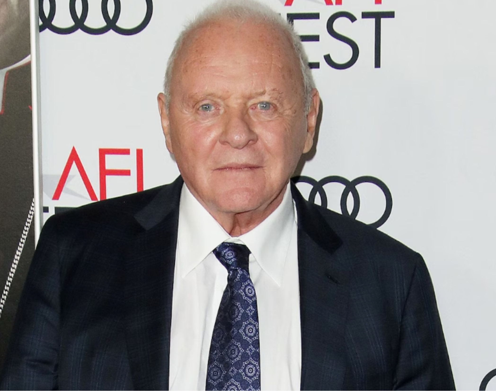 Kim on jest?: Znany aktor uchwycony na rzadkim zdjęciu paparazzi!