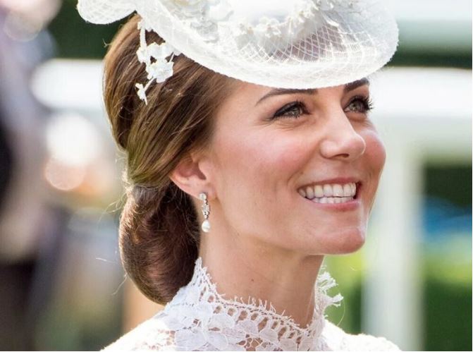 „Wyraźne worki pod oczami, zmarszczki wokół ust i zmęczone, pozbawione nadziei spojrzenie!” Tak media opisują w swoich nagłówkach wygląd Kate Middleton po chemioterapii.