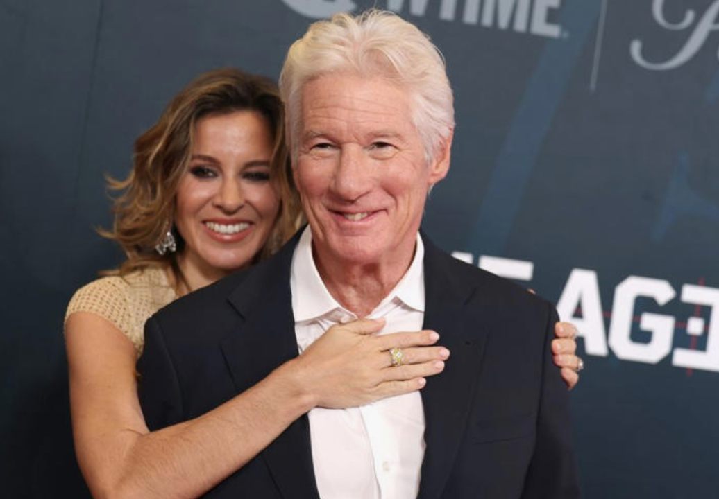 Hollywoodzka para przyciąga wzrok podczas idealnego wypoczynku na plaży! Najciekawsze momenty, które sprawiają, że wszyscy się zastanawiają, kim oni są!