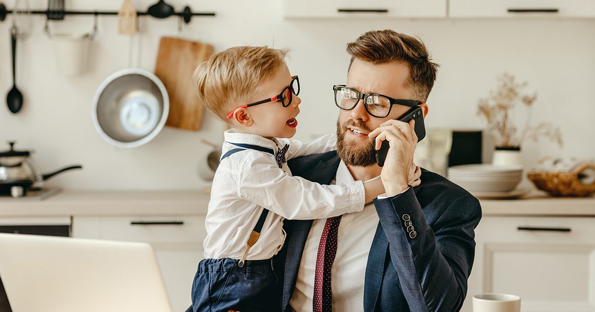 Uszyłam kreację na przedszkolne pożegnanie mojej córeczki z jedwabnych chust należących niegdyś do mojej zmarłej żony. Pewna zamożna mama określiła ją jako „żałosną”, lecz wkrótce wydarzyło się coś, o czym całe miasto mówiło jeszcze przez długi czas.