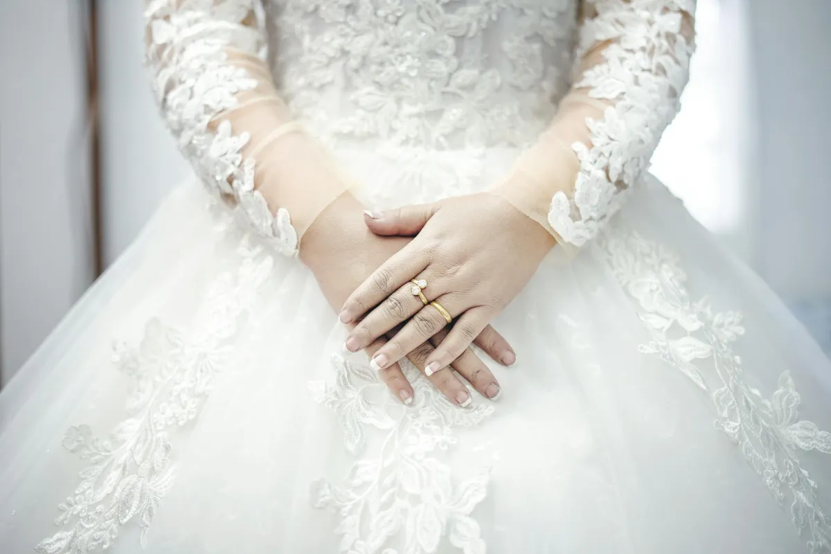 Mój świeżo upieczony mąż, niby dla żartu, wcisnął moją twarz w tort podczas jego krojenia – byłam bliska łez, gdy nagle mój brat zaskoczył wszystkich swoim zachowaniem