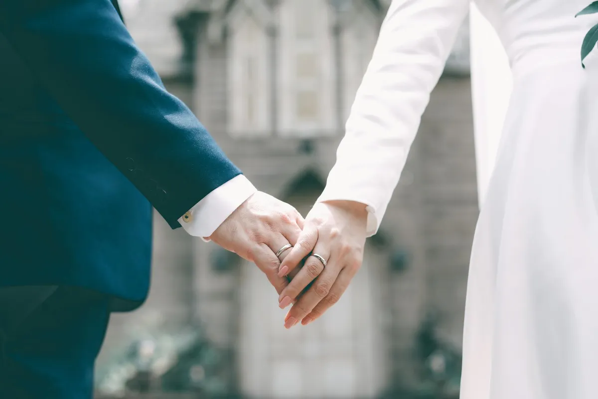 Mój świeżo upieczony mąż, niby dla żartu, wcisnął moją twarz w tort podczas jego krojenia – byłam bliska łez, gdy nagle mój brat zaskoczył wszystkich swoim zachowaniem