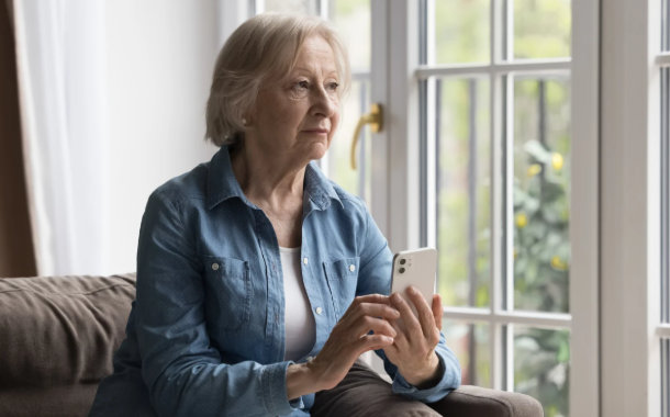 W supermarkecie pewna zarozumiała kobieta z pełnym wózkiem wjechała przed wózek inwalidzki mojej mamy – to, co usłyszała przez głośnik, sprawiło, że zamarła