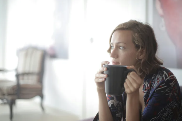 Mój mąż uciekł z moimi oszczędnościami i swoją kochanką – a potem zadzwonił do mnie w szoku, błagając o litość