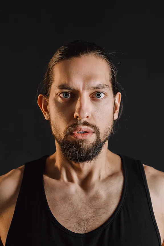 Zobaczyłam bezdomnego mężczyznę w kurtce mojego zaginionego syna – poszłam za nim do opuszczonego domu, a to, co tam znalazłam, niemal nie doprowadziło mnie do omdlenia