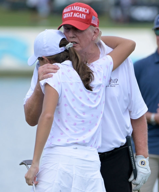 Zgadnij, kto to jest?: Rzadki, nieoficjalny moment uchwycony na wydarzeniu golfowym, pokazujący znaną osobę z młodym członkiem rodziny!