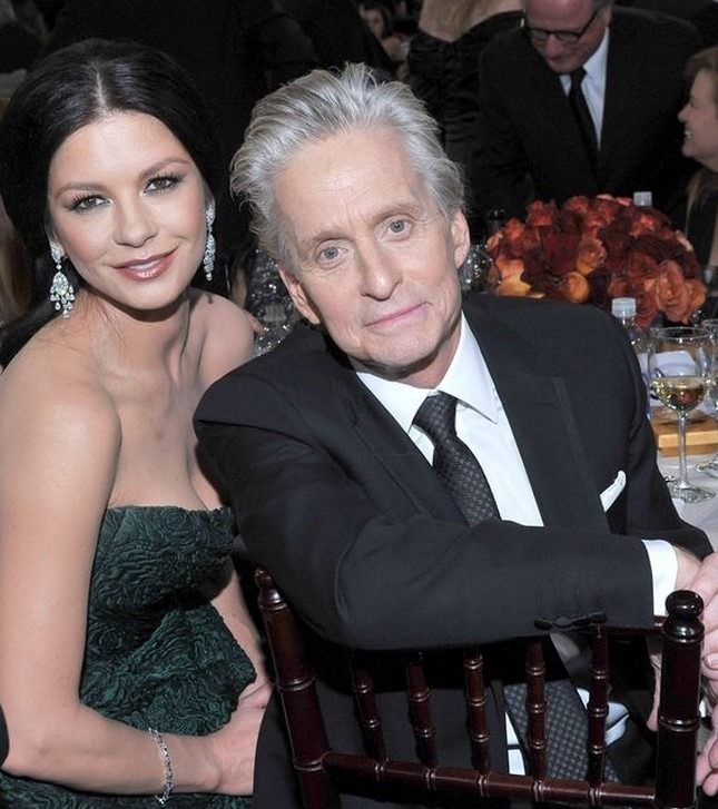 „Douglas, 79-letni i kruchy, przyłapany na relaksowaniu się w słońcu wraz z żoną podczas wakacji!”: Jak teraz wyglądają?