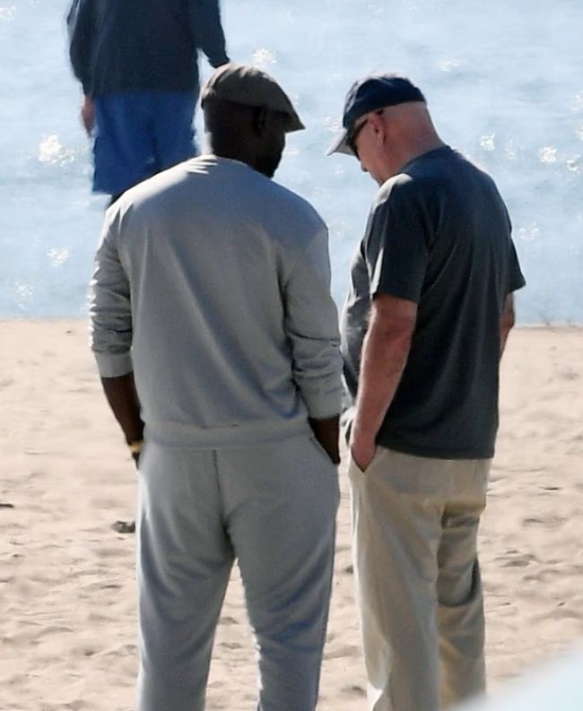 Bruce Willis zauważony podczas spaceru po plaży – wyglądał na osłabionego!: Fani martwią się o jego zdrowie!