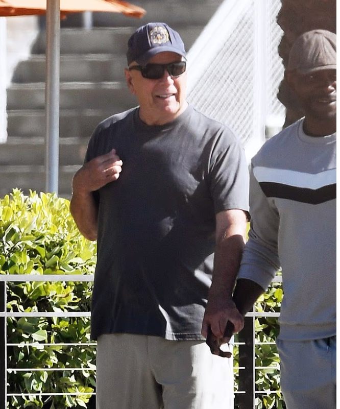 Bruce Willis zauważony podczas spaceru po plaży – wyglądał na osłabionego!: Fani martwią się o jego zdrowie!