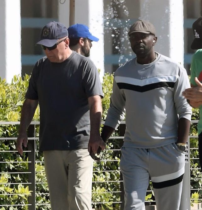 Bruce Willis zauważony podczas spaceru po plaży – wyglądał na osłabionego!: Fani martwią się o jego zdrowie!