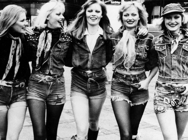 Zastanawiałaś się kiedyś, jak wyglądały współczesne babcie, gdy były młode? Zobacz zdjęcia, które opowiadają ich historię!