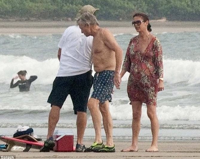 „Douglas, 79-letni i kruchy, przyłapany na relaksowaniu się w słońcu wraz z żoną podczas wakacji!”: Jak teraz wyglądają?