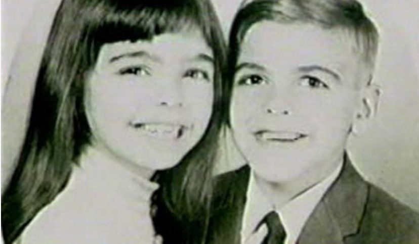 Czyja to rodzina?: Rzadkie zdjęcie z 1971 roku przyszłej legendy Hollywood z rodzicami i siostrą!