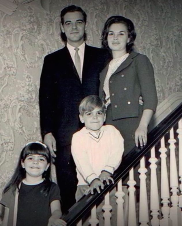 Czyja to rodzina?: Rzadkie zdjęcie z 1971 roku przyszłej legendy Hollywood z rodzicami i siostrą!