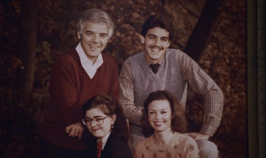 Czyja to rodzina?: Rzadkie zdjęcie z 1971 roku przyszłej legendy Hollywood z rodzicami i siostrą!