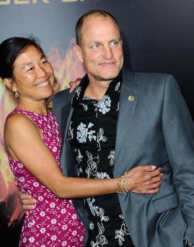 Súkromný život Woodyho Harrelsona odhalený: Je ženatý už 15 rokov a jeho dcéry sú jeho vernou kópiou!