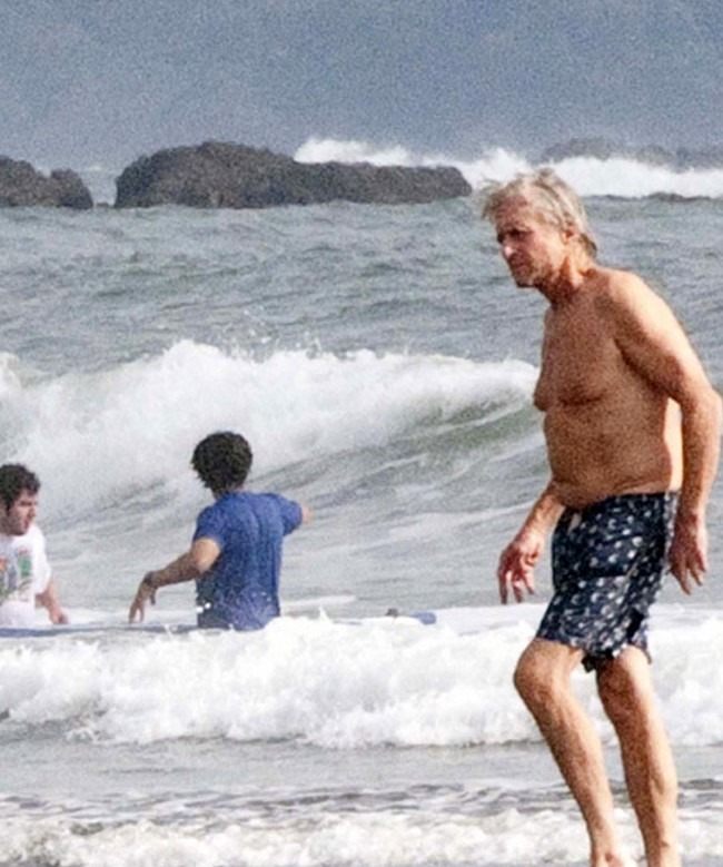 „Douglas, 79-letni i kruchy, przyłapany na relaksowaniu się w słońcu wraz z żoną podczas wakacji!”: Jak teraz wyglądają?