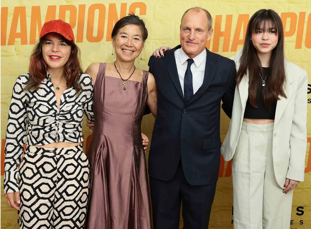 Súkromný život Woodyho Harrelsona odhalený: Je ženatý už 15 rokov a jeho dcéry sú jeho vernou kópiou!