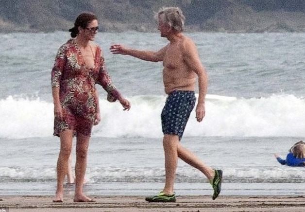 „Douglas, 79-letni i kruchy, przyłapany na relaksowaniu się w słońcu wraz z żoną podczas wakacji!”: Jak teraz wyglądają?