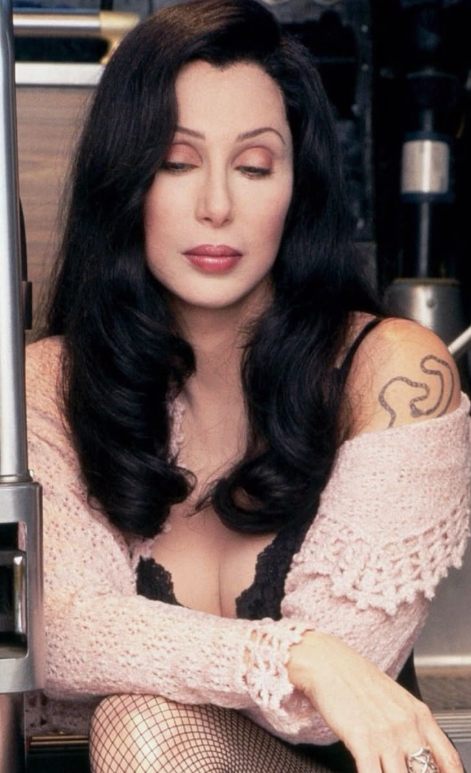 Czy potrafisz zgadnąć, kto to jest?: Prawdziwa ikona, która na zawsze zdefiniowała na nowo muzykę, kino i styl!