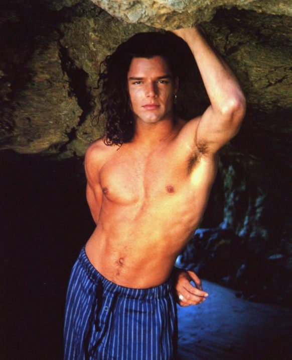 Pamiętasz tę ikoniczną gwiazdę lat 90.? Jego energia i urok wciąż błyszczą dziś!