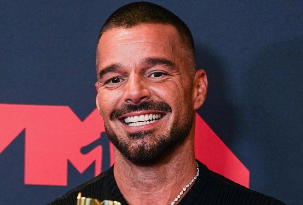 Pamiętasz tę ikoniczną gwiazdę lat 90.? Jego energia i urok wciąż błyszczą dziś!