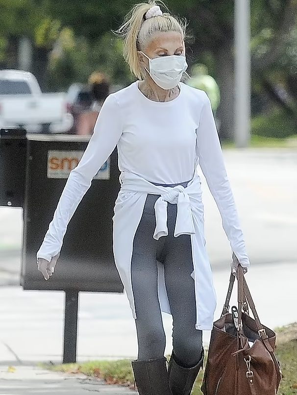 Prywatna ikona telewizji lat 80., 82 lata, zauważona podczas codziennych sprawunków w LA! Pierwsze publiczne pojawienie się od ponad 3 lat!