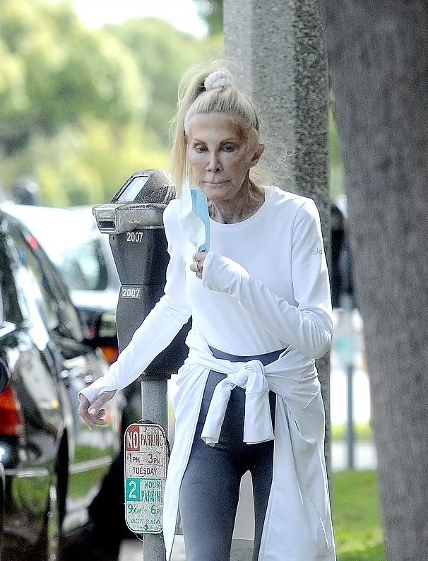 Prywatna ikona telewizji lat 80., 82 lata, zauważona podczas codziennych sprawunków w LA! Pierwsze publiczne pojawienie się od ponad 3 lat!