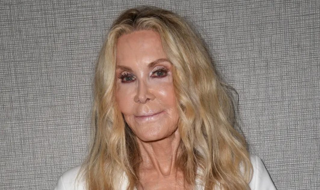 Prywatna ikona telewizji lat 80., 82 lata, zauważona podczas codziennych sprawunków w LA! Pierwsze publiczne pojawienie się od ponad 3 lat!