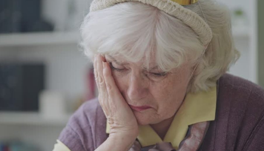 Moja teściowa obcięła mojej córce długie włosy, kiedy byłam w pracy, bo uznała, że są „zbyt niechlujne” – nie zrobiłam jej awantury, ale następnego dnia obudziła się w samym środku sceny, której nigdy nie zapomni