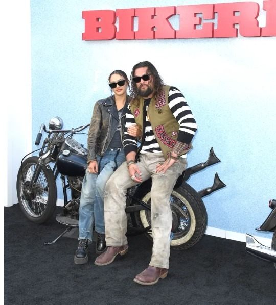 „Lisa jest ładniejsza”: Użytkownicy krytykują nowy romans Jasona Momoi po tym, jak opublikował zdjęcia swojej nowej dziewczyny—kim jest i jak wygląda?