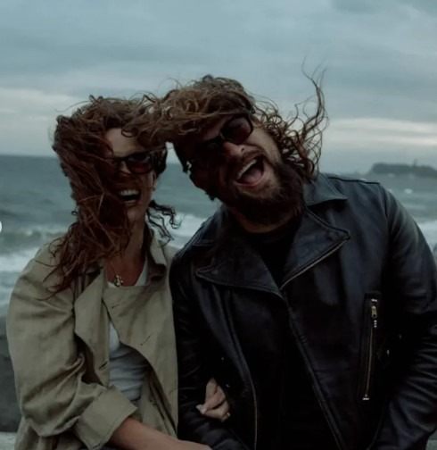 „Lisa jest ładniejsza”: Użytkownicy krytykują nowy romans Jasona Momoi po tym, jak opublikował zdjęcia swojej nowej dziewczyny—kim jest i jak wygląda?