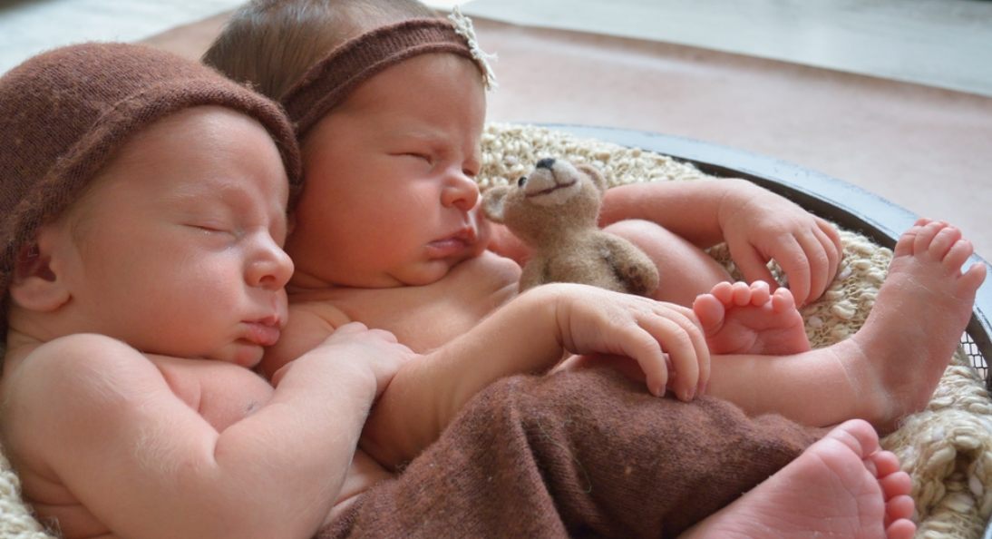 „Zaadoptowałam bliźnięta z niepełnosprawnościami, które znalazłam na ulicy – 12 lat później prawie upuściłam telefon, kiedy dowiedziałam się, co zrobili.”