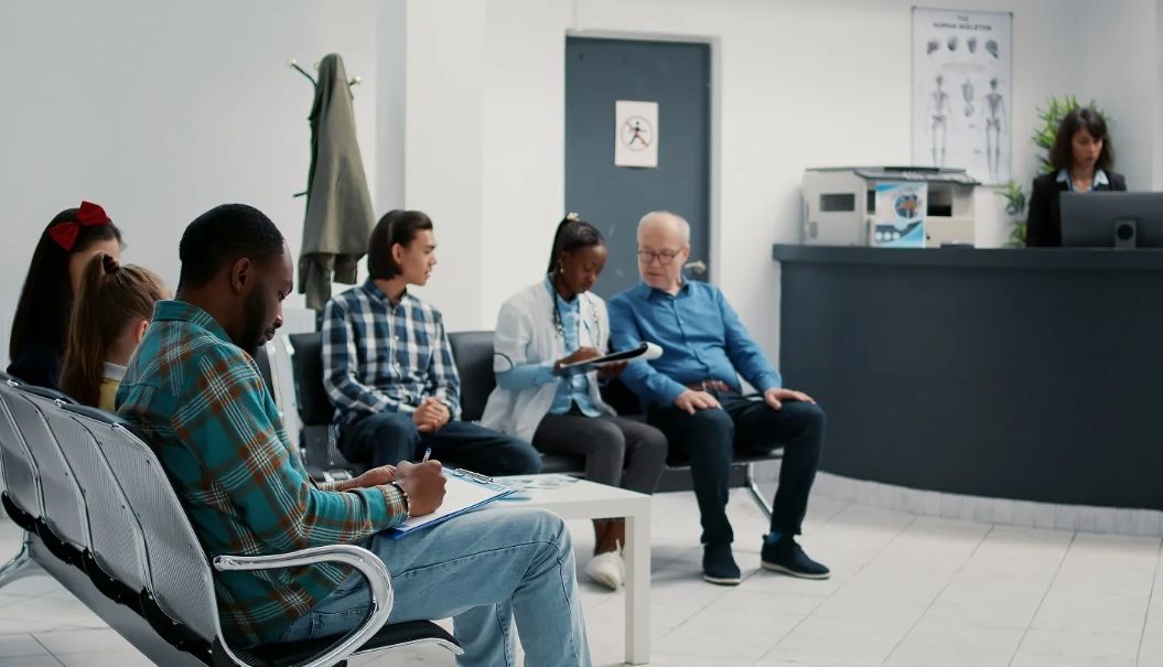 Mężczyzna z Rolexem wyśmiewał mnie i moje dziecko w szpitalu: a potem lekarz powiedział coś, co wszystkich zdumiało.